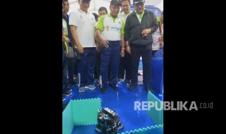 Menteri Riset, Teknologi, dan Pendidikan Tinggi Mohamad Nasir (tengah) bersama Wakil Gubernur Bali Tjokorda Oka Artha Ardana Sukawati (kanan) melihat robot pemadam kebakaran dalam Ritech Expo 2019 yaitu rangkaian peringatan Hari Kebangkitan Teknologi Nasional (Hakteknas) ke-24 di Denpasar, Bali, Ahad (25/8/2019).