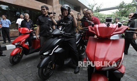   Menteri Riset Teknologi dan Pendidikan Tinggi Mohammad mencoba motor loistrik buatan anak negri jelang pelepasan rombongan touring jarak jauh GESITS Tour de Jawa Bali di Gedung Badan Pengkajian dan Penerapan Teknologi (BPPT) , Jakarta, Senin (7/11).