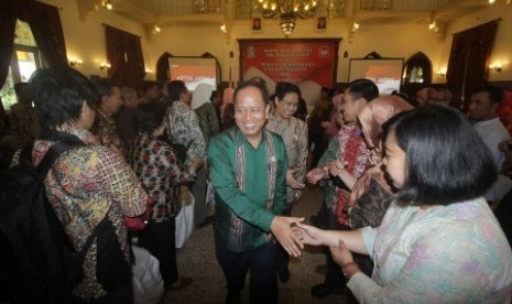 Menteri Riset, Teknologi dan Pendidikan Tinggi Mohammad Nasir (tengah) menyalami para peserta saat Rapat Kerja Asosiasi Perguruan Tinggi Swasta Indonesia (APTISI) Wilayah VII Jawa Timur di Surabaya, Jawa Timur, Sabtu (16/9). Rapat yang mengusung tema 