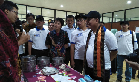 Menteri Riset, Teknologi, dan Pendidikan Tinggi Republik Indonesia, Mohamad Nasir melakukan kunjungan ke Marine Techno Park Universitas Diponegoro, di Kabupaten Jepara, Jumat (29/12). 