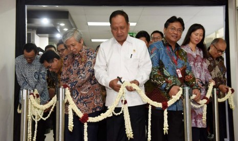 Menteri Riset Teknologi dan Pendidikan Tinggi (Ristekdikti), Mohamad Nasir (tengah) saat meresmikan Honeywell-UGM Connected Laboratory di Fakultas Teknik Universitas Gadjah Mada (UGM), Rabu (28/11).