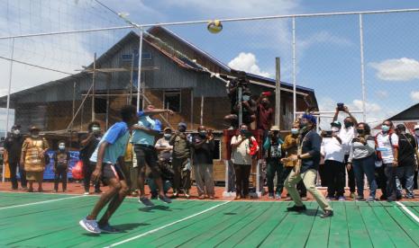 Menteri Sandiaga Uno bermain bola voli bersama para pemuda Kampung Yoboi,, Sentani, Papua. 