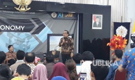 Menteri Sekretaris Negara (Mensesneg), Pratikno, mengisi kuliah umum di Fakultas Teknik Universitas Gadjah Mada.  Mengisi kuliah bertajuk Digital Economy, Pratikno memaparkan materi berjudul Revolusi Industri 4.0, Jum'at (23/2). 