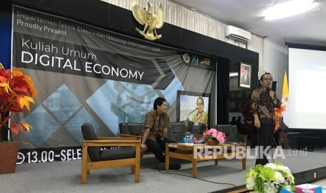 Pendiri Gerakan Sekolah Menyenangkan Muhammad Nur Rizal saat mendampingi Menteri Sekretaris Negara (Mensesneg), Pratikno, saat mengisi kuliah umum di Fakultas Teknik Universitas Gadjah Mada.  Mengisi kuliah bertajuk Digital Economy, Pratikno memaparkan materi berjudul Revolusi Industri 4.0, Jum'at (23/2). 