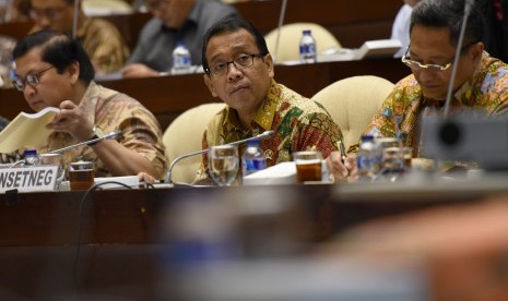 Menteri Sekretaris Negara Pratikno (tengah).