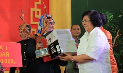 Menteri Siti Nurbaya menyerahkan penghaargaan pada pemenang lomba foto satwa di Taman Safari Indonesia 