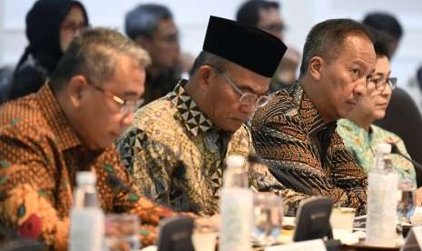 Menteri Sosial Agus Gumiwang Kartasasmita (kedua kanan) bersama Menteri Kesehatan Nila Moeloek (kanan), Menteri Pendidikan Muhadjir Effendy (kedua kiri) dan Menteri Desa dan Pembangunan Daerah Tertinggal Eko Putro Sandjojo (kiri) mengikuti rapat terbatas penanganan dampak gempa dan tsunami Palu serta Donggala di Kantor Presiden, Jakarta, Selasa (2/10).