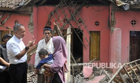 Menteri Sosial Agus Gumiwang Kartasasmita (kiri) menyapa keluarga korban gempa Banten di Kampung Panjang Jaya, Mandalawangi, Pandeglang, Banten, Sabtu (3/8/2019).