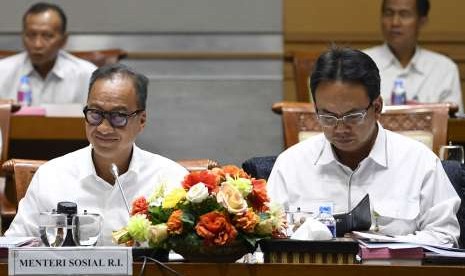 Menteri Sosial Agus Gumiwang Kartasasmita (kiri) menyimak pertanyaan anggota Komisi VIII dalam rapat kerja di Komplek Parlemen Senayan, Jakarta, Kamis (6/9).