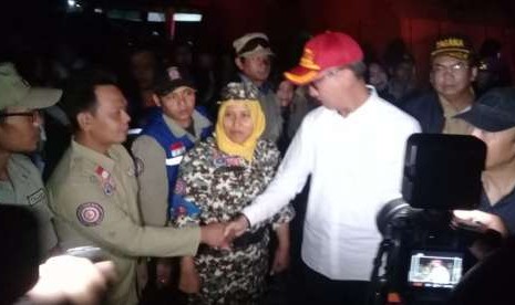 Menteri Sosial Agus Gumiwang mengunjungi lokasi pengungsian di Kecamatan Gunungsari, Kabupaten Lombok Barat, NTB, Sabtu (25/8) malam.