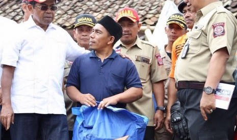 Menteri Sosial, Idrus Arham, menemui pengungsi korban terdampak gempa Banten di Kecamatan Megamendung, Kabupaten Bogor, Sabtu (27/1). 