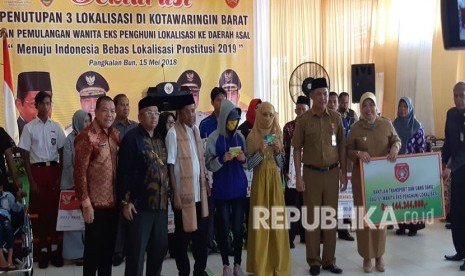 Menteri Sosial Idrus Mahram menutup tiga lokalisasi prostitusi di Kotawaringin Barat, Pangkalan Bun, Kalimantan Tengah, Selasa (15/5).  Dalam kegiatan ini juga, Idrus melepas eks PSK ke daerah asalnya melalui jalur laut.