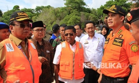 Menteri Sosial Idrus Marham bersama Dirjen Perlindungan dan Jaminan Sosial Kemensos RI Harry Hikmat Meninjau Kapal motor lestari maju yang karam di Perairan  Pulau Selayar. Mensos menyerahkan santunan kepada keluarga korban sebesar 910 juta rupiah, hari ini.