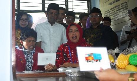 Menteri Sosial Idrus Marham (ketiga kiri) mengamati proses pendampingan bagi penyandang disabilitas intelektual di ruang poliklinik saat kunjungan kerja ke Balai Besar Rehabilitasi Sosial Bina Grahita (BBRSBG) Kartini, Temanggung, Jawa Tengah, Selasa (29/5). 