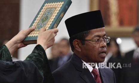 Menteri Sosial Idrus Marham mengucapkan sumpah jabatan saat pelantikan di Istana Negara, Jakarta, Rabu (17/1).