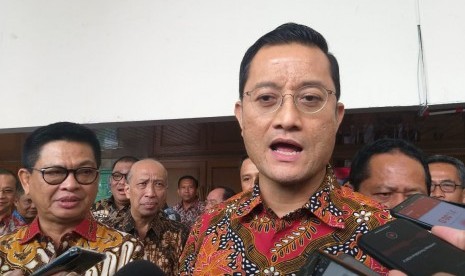 Menteri Sosial Juliari Batubara saat diwawancarai wartawan di kantor Kementerian Sosial, Jakarta Pusat, Selasa (21/1).