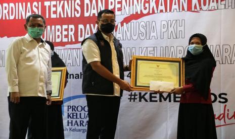 Menteri Sosial Juliari P Batubara didampingi Dirjen Perlindungan dan Jaminan Sosial Pepen Nazarudin dalam “Rapat Koordinasi Teknis Peningkatan Kualitas Sumber Daya Manusia Program Keluarga Harapan” di Hotel Ebony Tanah Bumbu, Kalimantan Selatan, Jumat (4/12).