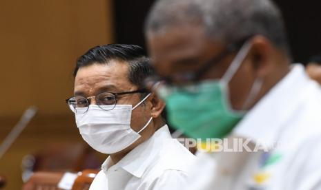 Menteri Sosial Juliari P Batubara (kiri).