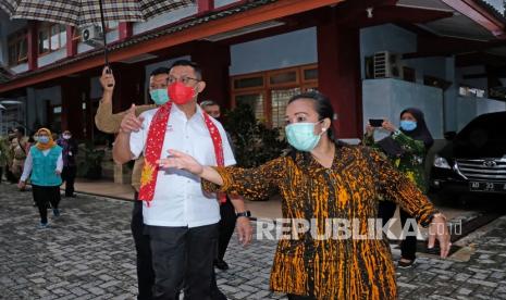 Menteri Sosial Juliari P Batubara (kiri) saat kunjungan kerja ke Balai Besar Rehabilitasi Sosial Penyandang Disabilitas Intelektual (BBRSPDI) Kartini Temanggung, Jateng, Selasa (3/11/2020). Dalam kunjungan kerjanya ke provinsi Jawa Tengah Mensos menyalurkan Bantuan Sosial Beras (BSB) di Kabupaten Kendal dan mengunjungi BBRSPDI Kartini Temanggung untuk meninjau sarana dan prasarana di tempat tersebut. 