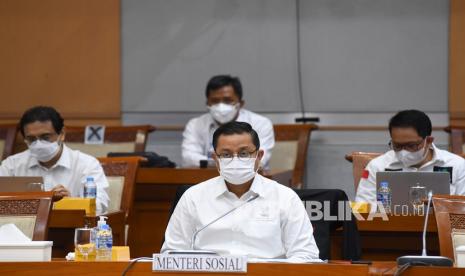 Menteri Sosial Juliari P Batubara (tengah) mengikuti rapat kerja dengan Komisi VIII DPR di Kompleks Parlemen, Senayan, Jakarta, kemarin. Rapat kerja tersebut membahas penyesuaian RKA K/L Kementerian Sosial tahun anggaran 2021 sesuai hasil pembahasan Badan Anggaran DPR.