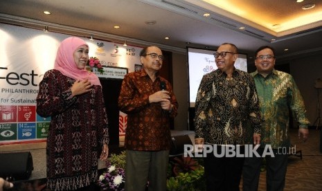  Menteri Sosial Khofifah Indar Parawangsa, Ketua Baznas Bambang Sudibyo, Dirut BPJSTK Agus Susanto, Kepala Bappenas Bambang Brodjonegoro (dari kiri) berbincang usai pembukaan Indonesia Philanthropy Festival (IPF) 2016, Jakarta, Jumat (7\10).