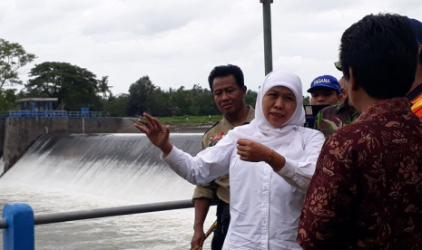 Social Affairs Minister Khofifah Indar Parawansa (white shirt)