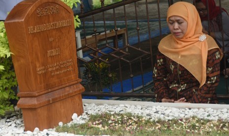 Menteri Sosial Khofifah Indar Parawansa berdoa di depan makam mantan Ketua Umum Nahdlatul Ulama almarhum KH Hasyim Muzadi di sela menghadiri Halaqoh Nasional Ulama Pesantren dan Cendikiawan, Gerakan Dakwah Aswaja Bela Negara di Pesantren Al-Hikam, Depok, Jawa Barat, Rabu (24/10). 