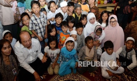 Menteri Sosial Khofifah Indar Parawansa berfoto bersama anak yatim dan anak jalanan (ilustrasi)