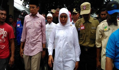 Menteri Sosial Khofifah Indar Parawansa bersama Gubernur NTB TGH M Zainul Majdi mengunjungi korban banjir bandang di Kelurahan Ramadompu Timur, Kota Bima, Senin (26/12).