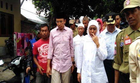 Menteri Sosial Khofifah Indar Parawansa bersama Gubernur NTB TGH M Zainul Majdi mengunjungi korban banjir di Kelurahan Ramadompu Timur, Kota Bima, NTB.