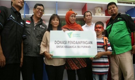 Menteri Sosial Khofifah Indar Parawansa bersama perwakilan Dompet Dhuafa ketika memberikan donasi kepada ibunda Monica, Purwati