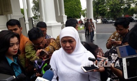 Menteri Sosial Khofifah Indar Parawansa hadir dalam pelantikan Idrus Marham yang akan menggantikan dalam Kabinet Kerja, di Istana Negara Rabu (17/1). 