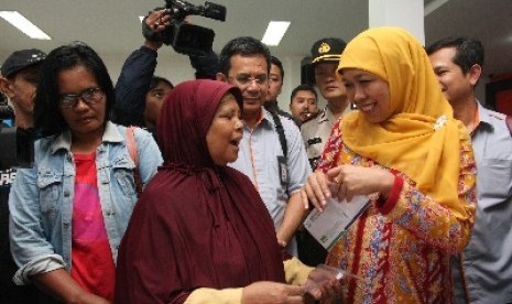 Menteri Sosial Khofifah Indar Parawansa (kanan).