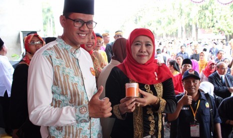 Menteri Sosial Khofifah Indar Parawansa (kanan) dan CMO Rumah Zakat Irvan Nugraha (kiri) di sela-sela pelepasan bus tour bertajuk 