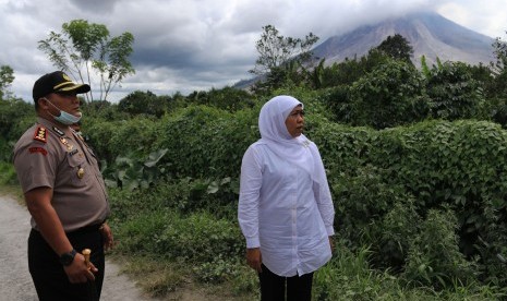 Menteri Sosial Khofifah Indar Parawansa (kanan) didampingi Kapolres Karo AKBP Pangasian Sitio (kiri) meninjau lokasi Gunung Sinabung, Karo, Sumatera Utara, Senin (23/5).