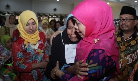 Menteri Sosial Khofifah Indar Parawansa (kanan) memeluk ibu ketika menyerahkan bantuan sosial bagi ratusan keluarga penerima manfaat (PKM) di Kota Pasuruan, Jawa Timur, beberapa waktu lalu. 