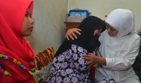 Menteri Sosial Khofifah Indar Parawansa (kanan) menghibur ibu almarhum WB (10) korban pembunuhan sadis yang dilakukan perlaku berinisial AR di Kediaman keluarga korban Kecamatan Purbaratu, Kota Tasikmalaya, Jawa Barat, Sabtu (8/7). 