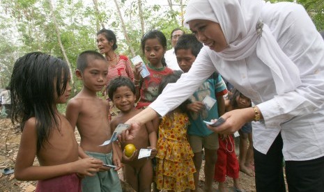 Menteri Sosial Khofifah Indar Parawansa (kanan) menyapa anak-anak suku Anak Dalam korban bencana asap yang mengungsi dipingiran Hutan Bukit Suban, Air Hitam, Sarolangun, Jambi, Jumat (30/10).