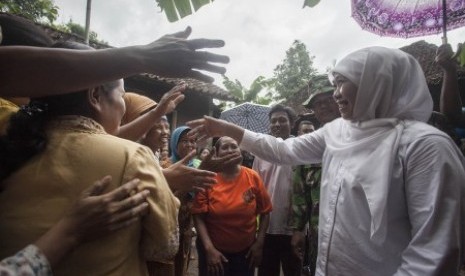 Menteri Sosial Khofifah Indar Parawansa (kanan) menyapa warga saat mengunjungi korban banjir di Sungupan, Sriharjo, Bantul, DI Yogyakarta, Sabtu (2/12). Kunjungan tersebut guna melihat secara langsung kondisi warga korban banjir akibat Siklon Tropis Cempaka. 