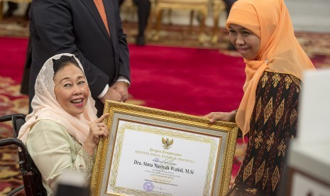  Menteri Sosial Khofifah Indar Parawansa (kanan) menyerahkan Piagam Penghargaan Upaya Pemenuhan Hak-Hak Penyandang DIsabilitas kepada Ibu Shinta Nuriyah Abdurrahman Wahid (kiri) pada acara puncak peringatan Hari Disabilitas Internasional Tahun 2015 di Ista