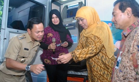 Menteri Sosial Khofifah Indar Parawansa (kedua kanan) bersama Walikota Bogor Bima Arya (kiri) dan Wakil Direktur Utama Bank BNI Suprajarto (kanan) meluncurkan layanan e-Warong KUBE di Lebak Kantin, Kelurahan Sempur, Kota Bogor, Jawa Barat, Selasa (23/8).