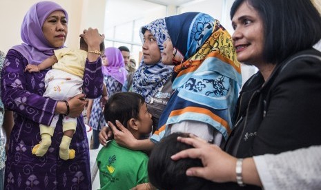 Menteri Sosial Khofifah Indar Parawansa (kiri) berbincang dengan pengurus saat menjenguk sejumlah anak korban eksploitasi di Rumah Perlindungan Sosial Anak (RPSA) Bambu Apus, Jakarta, Senin (28/3).