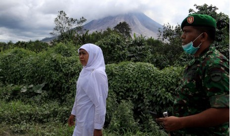 Menteri Sosial Khofifah Indar Parawansa (kiri) didampingi Dandim 0205/TK Letkol Inf Agustatius Sitepu (kanan) meninjau lokasi Gunung Sinabung, Karo, Sumatera Utara, Senin (23/5).