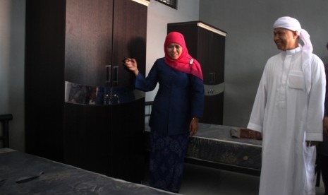 Menteri Sosial Khofifah Indar Parawansa (kiri) didampingi pengasuh Ponpes Bahrul Maqfiroh Kyai Haji Lukman Al Karim (kanan) melihat kamar panti rehabilitasi narkoba usai diresmikan di Pondok Pesantren Bahrul Maqfiroh, Merjosari, Malang, Jawa Timur, Jumat (