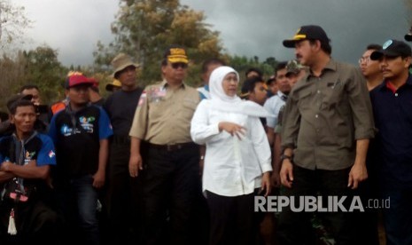 Menteri Sosial Khofifah Indar Parawansa kunjungi  lokasi longsor di dusun Tangkil Banaran, Ponorogo, Ahad (2/4).