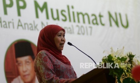 Menteri Sosial Khofifah Indar Parawansa memberi sambutan saat memperingati Hari Anak Nasional sekaligus halal bihalal PP Muslimat NU di Jakarta, Ahad (16/7). 