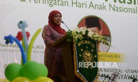 Menteri Sosial Khofifah Indar Parawansa memberi sambutan saat memperingati Hari Anak Nasional sekaligus halal bihalal PP Muslimat NU di Jakarta, Ahad (16/7). 