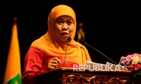  Menteri Sosial Khofifah Indar Parawansa memberikan orasi ilmiah di wisuda UNAS.