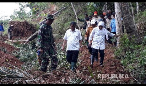 Menteri Sosial Khofifah Indar Parawansa mendatangi lokasi bencana longsor di Desa Mlati, Arjosari, Pacitan, Jawa Timur, Jumat (1/12). 