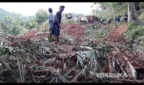 Lokasi bencana longsor di Desa Mlati, Arjosari, Pacitan, Jawa Timur, Jumat (1/12). 